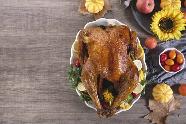 Una Vista Dall Alto Delizioso Tacchino Arrosto Guarnito Con Verdure — Foto Stock