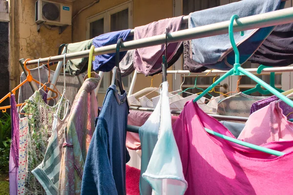 Een Close Shot Van Kleurrijke Kleren Hangers — Stockfoto