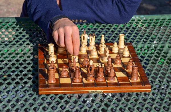 Nahaufnahme Eines Mannes Der Schach Spielt Und Den Bischof Auf — Stockfoto