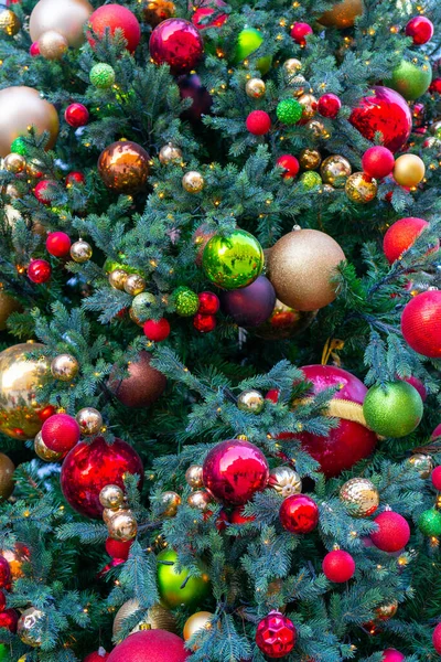 Een Prachtige Kerstboom Achtergrond Kerstboom Versierd Met Ballen Verlichting Knutselen — Stockfoto