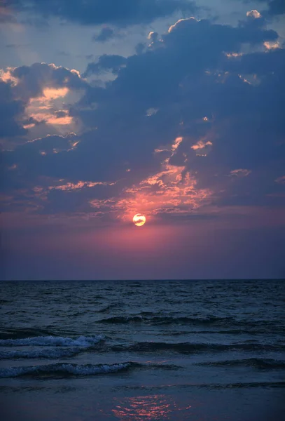 Vertikal Bild Det Lugna Havet Och Pittoreska Molnlandskap Blå Och — Stockfoto