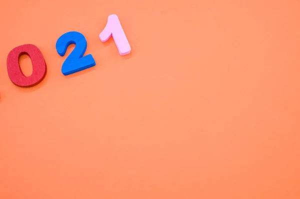 Πολύχρωμοι Ξύλινοι Αριθμοί 021 Απομονώνονται Πορτοκαλί Φόντο Έννοια Νέου Έτους — Φωτογραφία Αρχείου