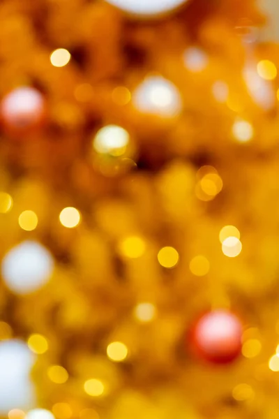 Hermoso Árbol Navidad Amarillo Dorado Efecto Bokeh Fondo —  Fotos de Stock