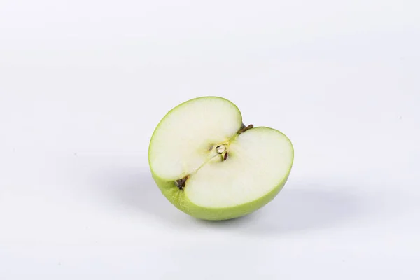 Detailní Záběr Čerstvě Nakrájené Zelené Jablko Izolované Bílém Pozadí — Stock fotografie