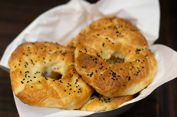 Primo Piano Deliziosi Bagel Fatti Casa Tovagliolo Bianco — Foto Stock