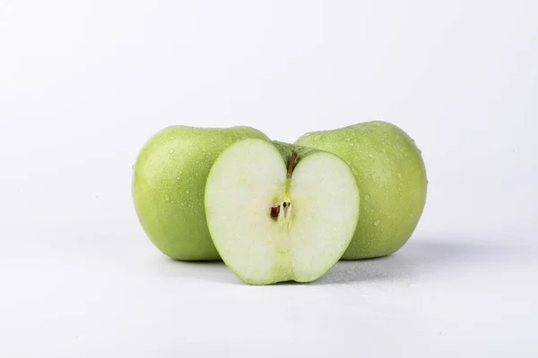 Detailní Záběr Čerstvě Nakrájených Zelených Jablek Izolovaných Bílém Pozadí — Stock fotografie