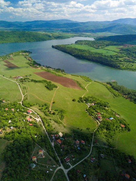 Tiro Vertical Das Paisagens Verdes Campos Rio Sob Céu Nublado — Fotografia de Stock