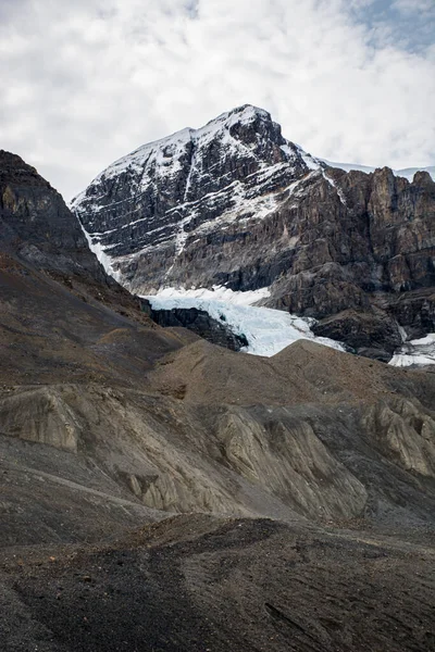 Plano Vertical Hermoso Paisaje Nublado Sobre Formaciones Rocosas Cubiertas Nieve — Foto de Stock