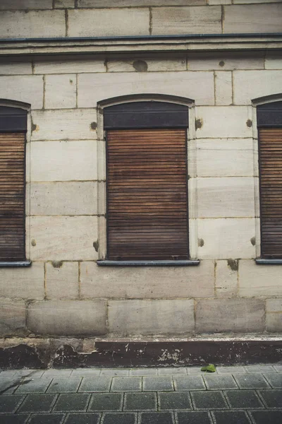 Colpo Verticale Vecchie Finestre Legno Contro Muro Lungo Scala — Foto Stock