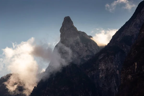 Una Splendida Vista Sulle Montagne Rocciose Sotto Cielo Nuvoloso — Foto Stock