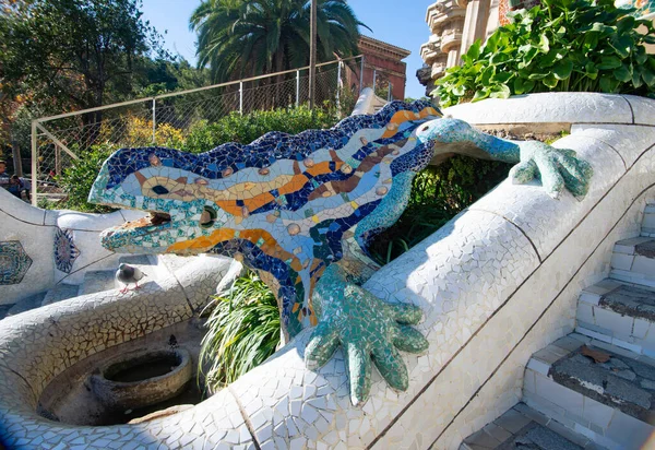 Barcelona Spagna Dicembre 2020 Scultura Del Drago Sulle Scale Principali — Foto Stock