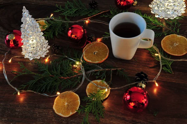 Ein Schuss Kaffee Aus Der Vogelperspektive Zwischen Weihnachtsschmuck Und Orangenscheiben — Stockfoto