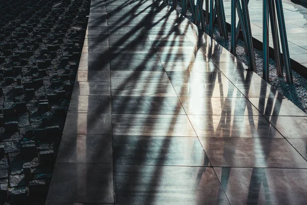 Detailní Záběr Stínového Odrazu Ocelových Tyčí Zdobících Městský Prostor — Stock fotografie