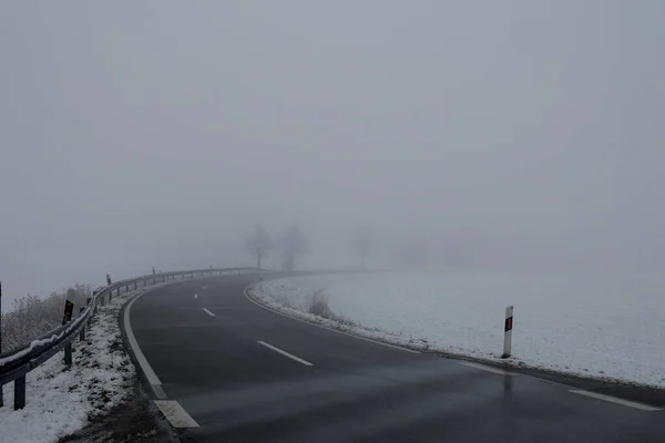 Nebezpečný Úsek Cesty Zamlženém Zimním Ránu — Stock fotografie