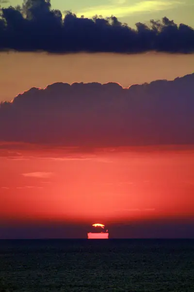 Una Toma Vertical Del Sol Poniéndose Sobre Mar Calma — Foto de Stock