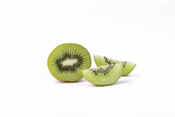 Lovitură Closeup Kiwis Verde Feliat Izolat Fundal Alb — Fotografie, imagine de stoc