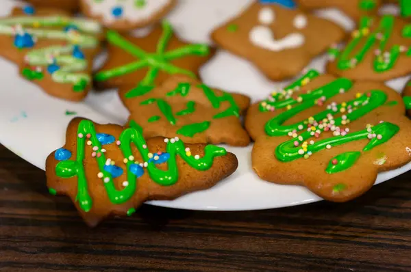 Selektiv Fokusbild Söta Dekorerade Julpepparkakor — Stockfoto