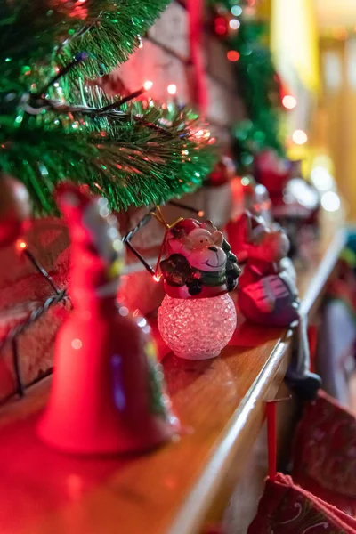 木製のストーブのマンテルでクリスマスの装飾は 上のいくつかの色のライトで フォーカスポイントは 装飾の要素の1つに固有です — ストック写真