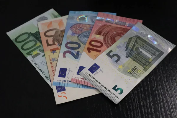 Eine Nahaufnahme Von Euro Banknoten Auf Schwarzem Hintergrund — Stockfoto