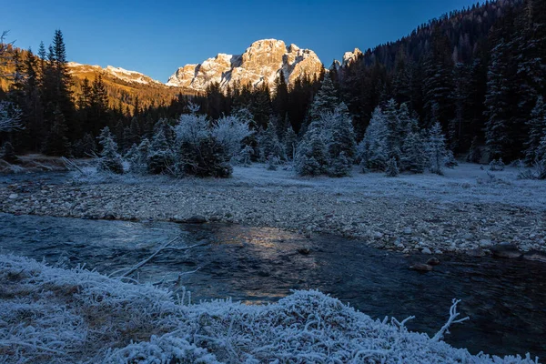 Ein Fluss Der Nähe Der Venezianischen Dolomiten Einem Wintertag Italien — Stockfoto