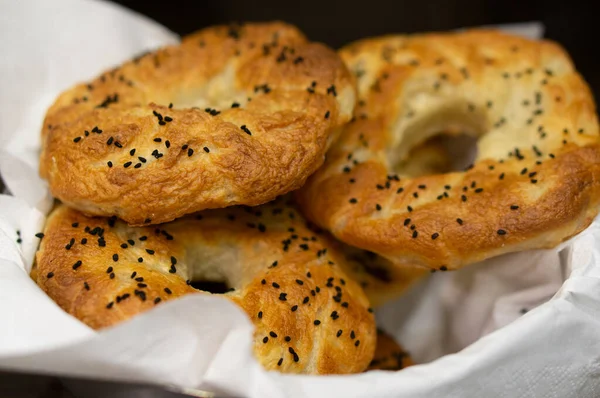 Primo Piano Deliziosi Bagel Fatti Casa Tovagliolo Bianco — Foto Stock