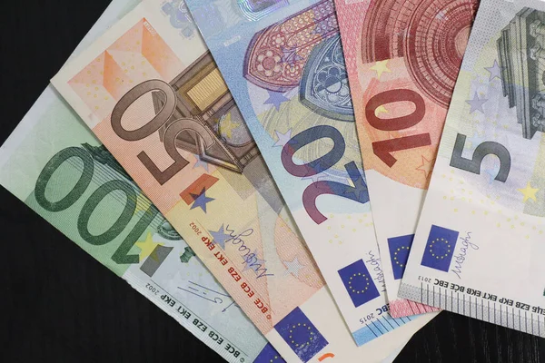 Eine Nahaufnahme Von Euro Banknoten Auf Schwarzem Hintergrund — Stockfoto