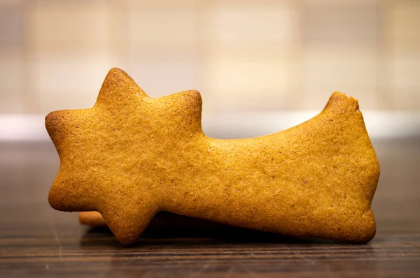 木製の表面に他の人に傾いて流れ星生姜クッキーの選択的なフォーカスショット — ストック写真