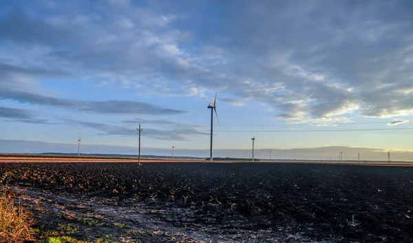 在乌云密布的天空下的田野里 一个令人惊奇的风车镜头 — 图库照片