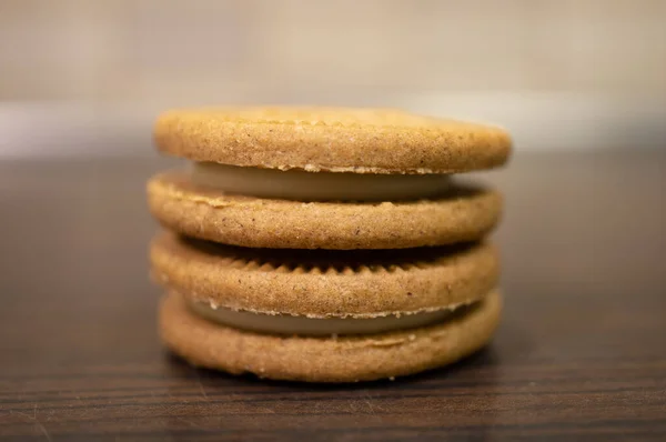 木製の表面においしい生姜クッキーの選択的なフォーカスショット — ストック写真