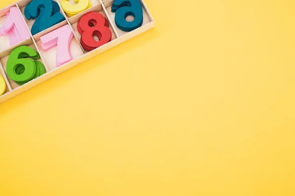 Matematik Spel För Junior Ålder Med Färgade Trä Tecken Siffror — Stockfoto