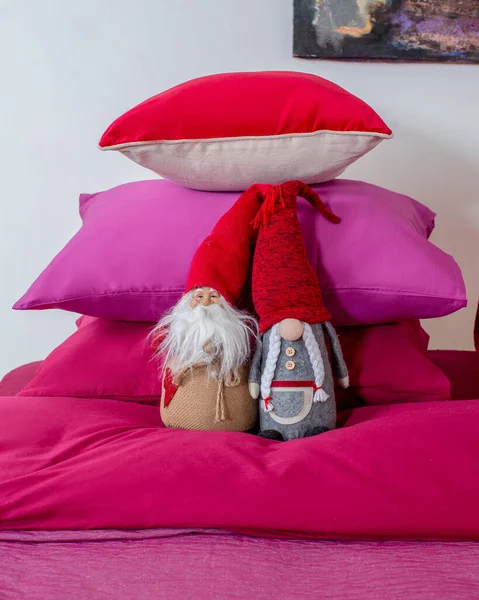 一张垂直拍摄的装饰圣诞玩具和枕头在床上 — 图库照片