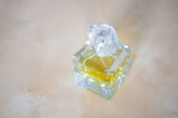 Egy Nagy Szögű Felvétel Egy Sárga Parfümös Üvegről Asztalon — Stock Fotó