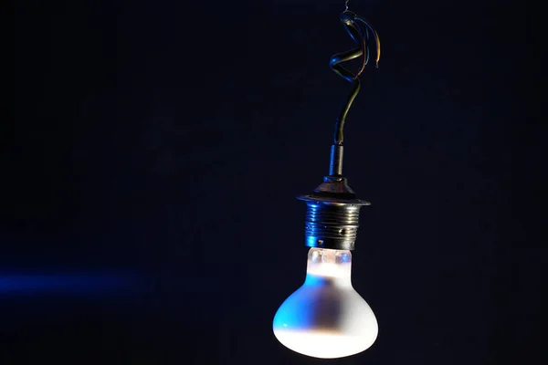 Closeup Shot Hanging Light Bulb Black Background — Stock Photo, Image