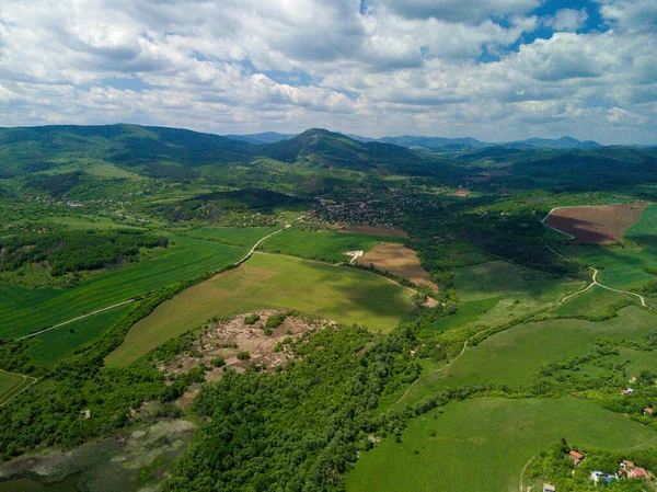 Luftaufnahme Der Grünen Landschaften Und Felder Unter Wolkenverhangenem Himmel Einem — Stockfoto