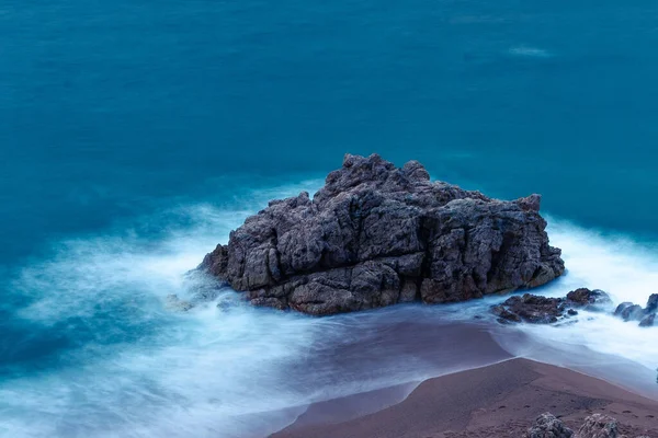 Tiro Ângulo Alto Uma Praia Rochosa Mar Azul Hipnotizante — Fotografia de Stock