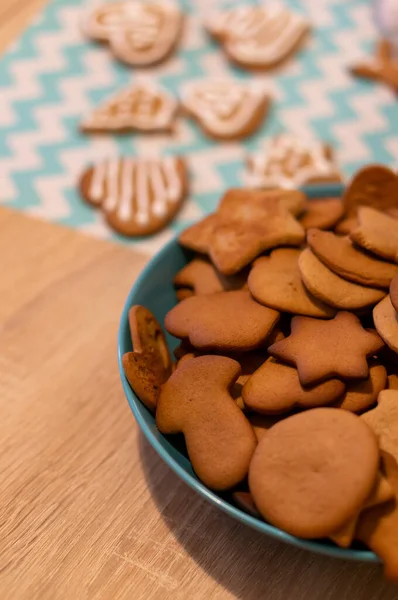 Een Verticaal Shot Van Peperkoek Koekjes Een Kom Met Versierde — Stockfoto