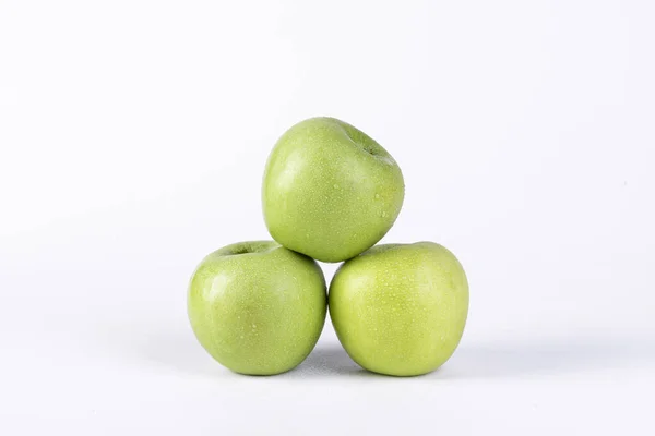 Hromada Čerstvě Zelených Jablek Izolovaných Bílém — Stock fotografie