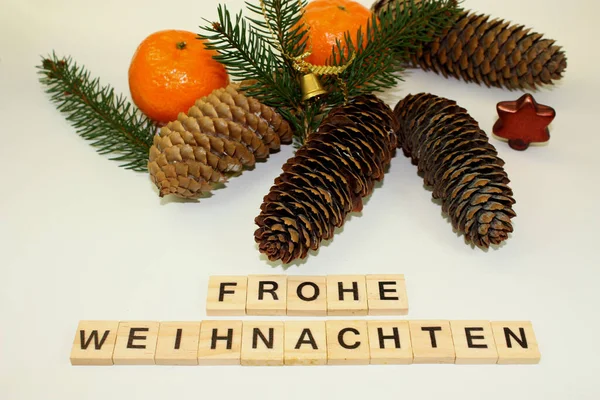 用橘子和冷杉做为假日装饰品的特写松树 Frohe Weihnachten — 图库照片