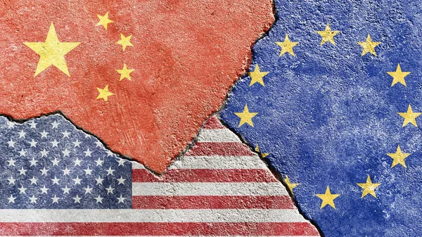 Eine Chinesische Amerikanische Und Europäische Flagge Auf Einer Zerrissenen Hintergrundpolitik — Stockfoto