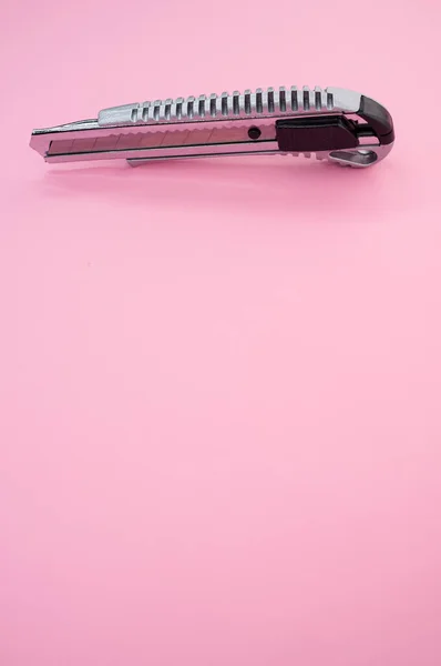Вертикальный Снимок Инструмента Режущего Лезвия Изолированного Розовом Фоне Нож Резки — стоковое фото