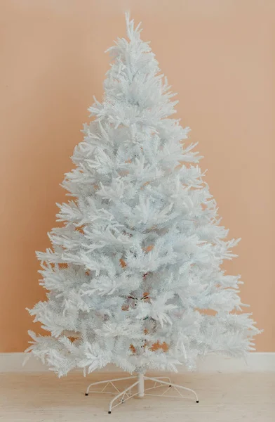 Een Mooie Elegante Witte Kerstboom Tegen Een Bruine Muur — Stockfoto