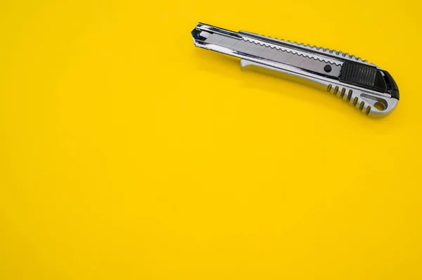 Een Close Shot Van Een Cutter Blade Tool Geïsoleerd Gele — Stockfoto