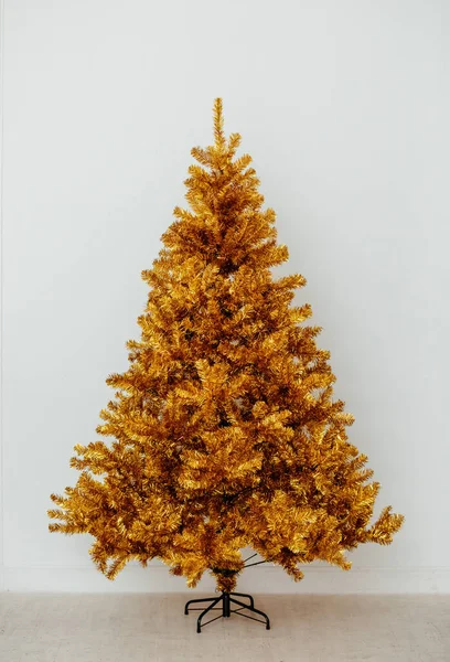 Ένα Όμορφο Και Κομψό Χρυσό Χριστουγεννιάτικο Δέντρο Ενάντια Ένα Λευκό — Φωτογραφία Αρχείου