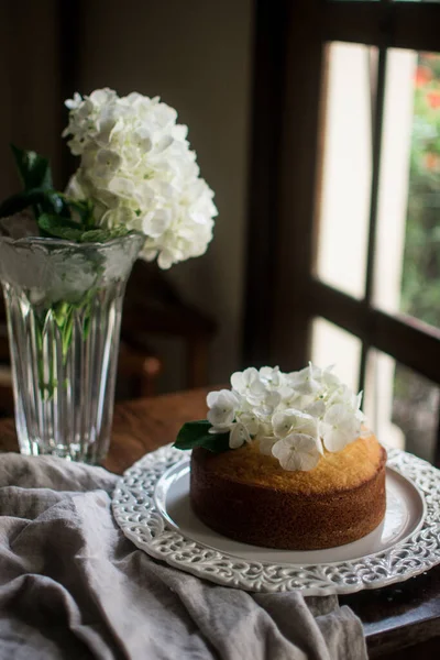 Almond Cake Displayed White Serving Plate Decorated White Hydrangeas — Stock Photo, Image