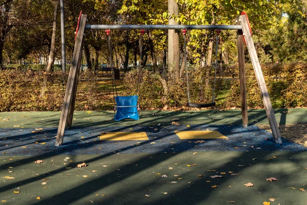 晴れた秋の日に公園内の空の遊び場 — ストック写真