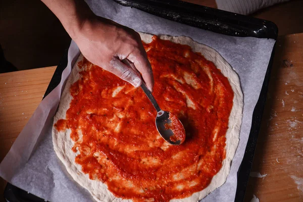 Detailní Záběr Kuchaře Jak Dává Rajčatovou Omáčku Artisanské Těsto Pizzu — Stock fotografie