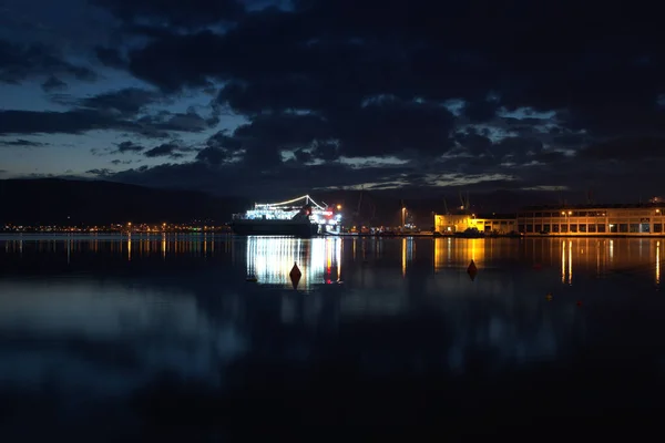 希腊的沃洛斯市 装饰过圣诞节的沃洛斯市 伏尔斯港 船舶和港口 — 图库照片