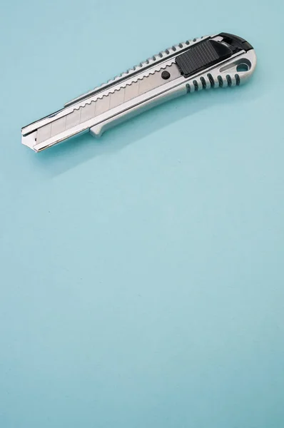 Een Verticaal Schot Van Een Cutter Blade Tool Geïsoleerd Blauwe — Stockfoto