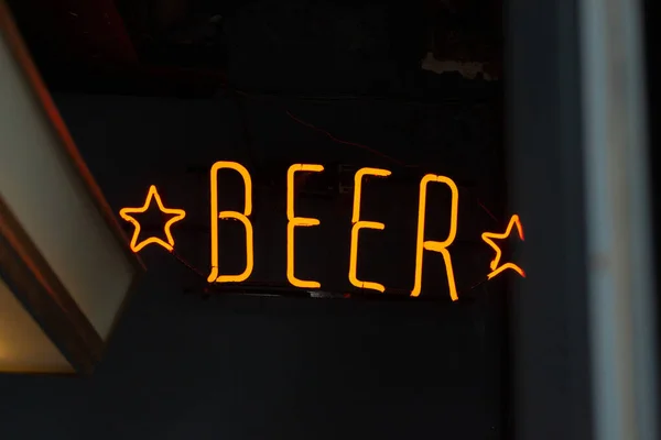 Tiro Foco Seletivo Sinal Iluminado Com Palavra Cerveja Bar — Fotografia de Stock