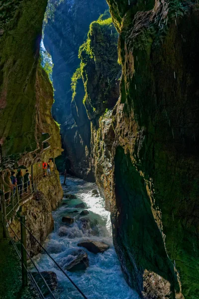 Tiro Vertical Rio Que Flui Através Belas Falésias — Fotografia de Stock